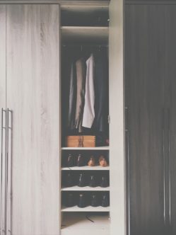 Discover the best ways of packing wardrobe for moving