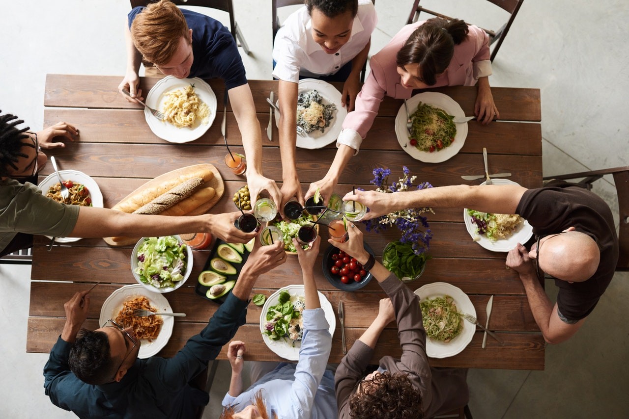 Friends clinking glasses at the dinner table