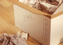 Label the box as ''fragile'' like this to protect porcelain while moving
