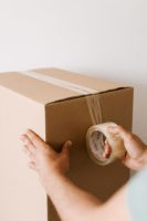 professional packer closing the box