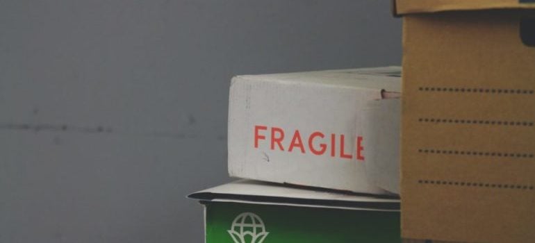 fragile sign on moving box