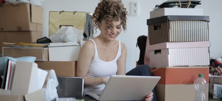 woman sitting on the floor with the laptop