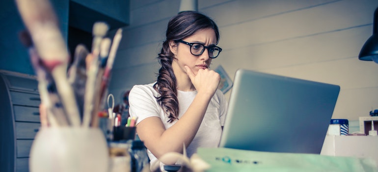 girl working on the computer, researching social media In order to find a roommate in NYC 