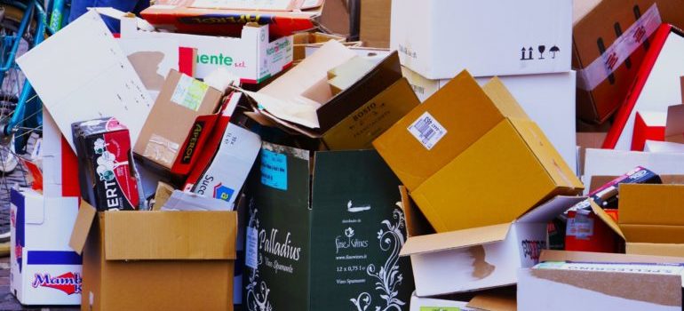 Keep your Manhattan storage neat at all times to avoid cluttered cardboard boxes like shown in the image