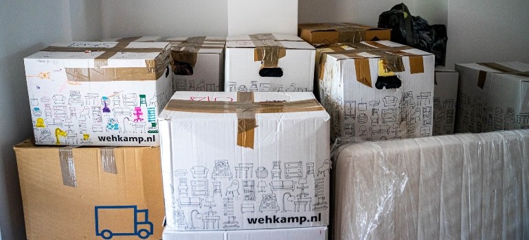 cardboard boxes for moving out of your dorm room